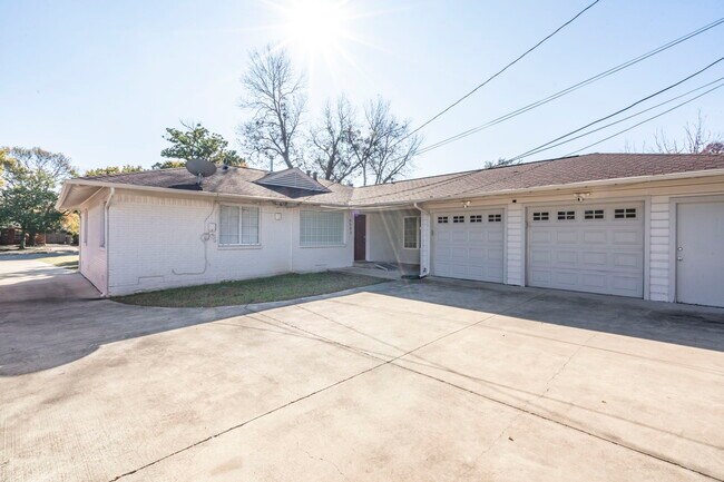 Building Photo - 6501 Ravendale Ln