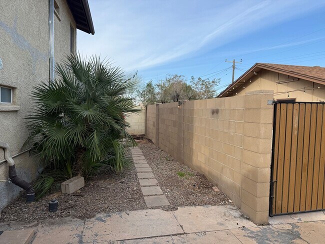 Building Photo - 4 Bedroom Home in Historic Central Phoenix | All Utilities Included