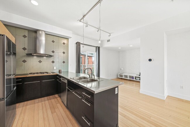 Building Photo - Modern 3BD, 3.5BA Five Points Townhome wit...