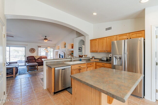 Building Photo - 36500 S Rock Crest Dr
