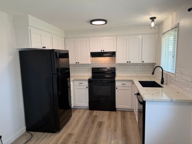 Building Photo - Updated 2 bedroom 1 bath duplex!