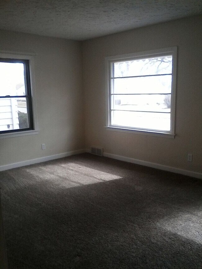 Building Photo - Charming 2-Bedroom Unit in Quiet Moline Location