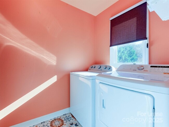 Building Photo - 527 Hawthorne Ln