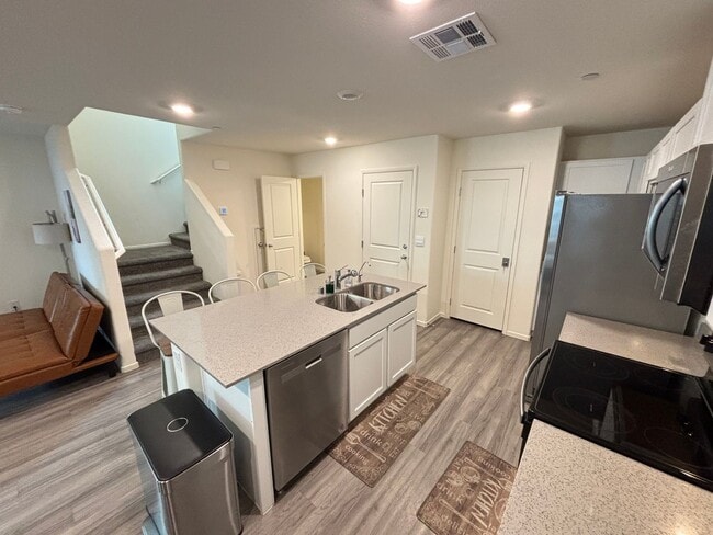 Building Photo - Gorgeous 3Bed/2.5Bath/2Car Townhome located in Southwest Las Vegas- Make the Move for Less: $300 ...