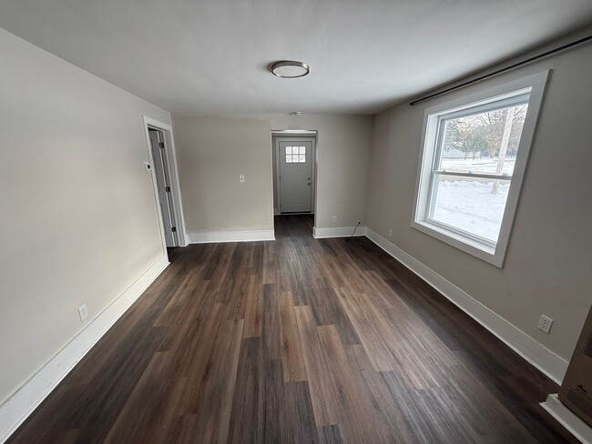 Building Photo - 3 bedroom, 1 bath Centrally located in town