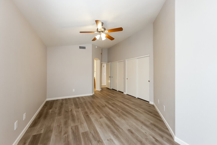 Building Photo - 4116 E Coolbrook Ave