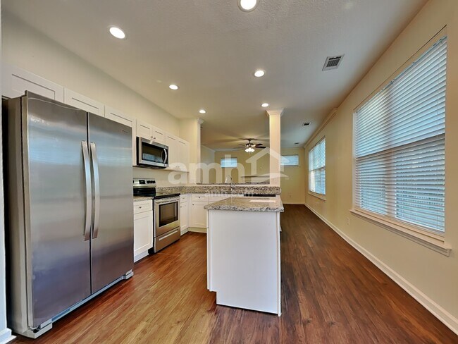 Building Photo - 105 Redrock Ct