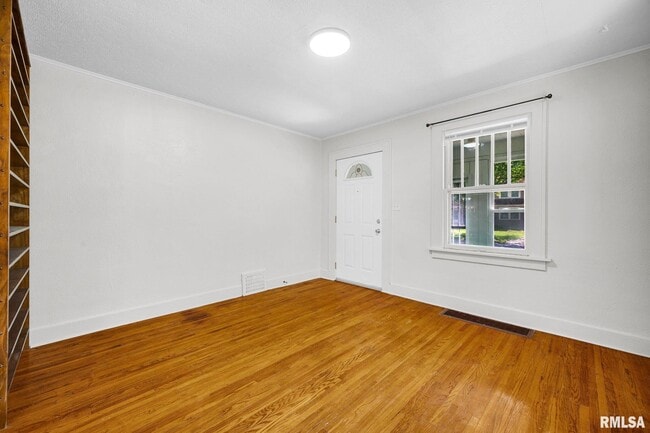 Building Photo - 1413 W Gilbert Ave