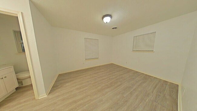 Building Photo - 4623 SE Mieling Dr