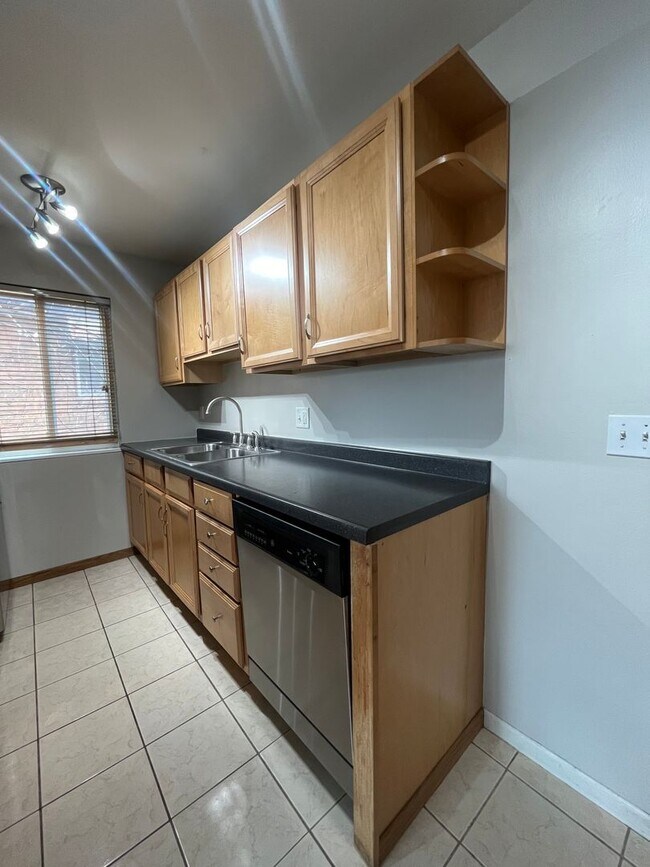 Building Photo - Fantastic 1 BR/1 BA Apartment in the Whitt...