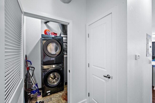 Building Photo - 1441 Central St