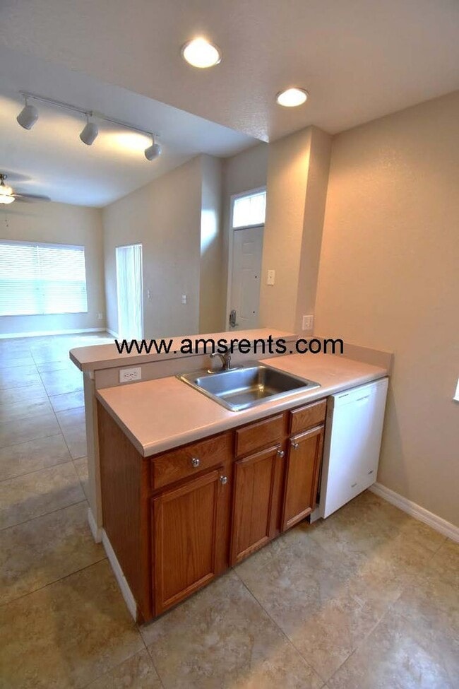 Building Photo - 4 bedroom and 3 bathroom Townhouse