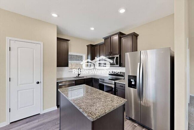 Building Photo - MOVE IN READY COMPLETELY UPDATED - 3BED/2B...