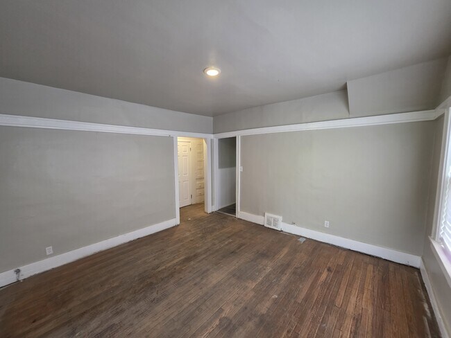 Building Photo - 15448 Log Cabin St
