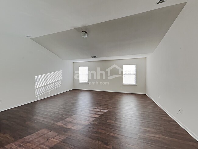 Building Photo - 6236 Leslie Dr