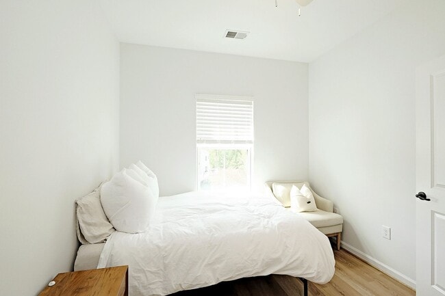 Building Photo - Pet-Friendly Dunlora Forest Townhome With Fenced Yard