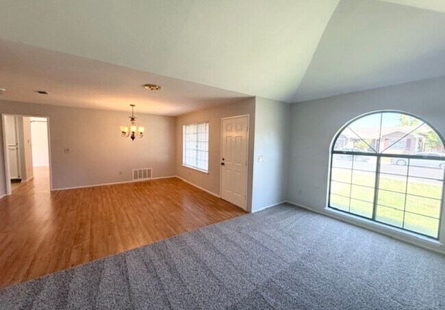 Building Photo - Remodeled 3 Bedroom Home in Roseville for Rent