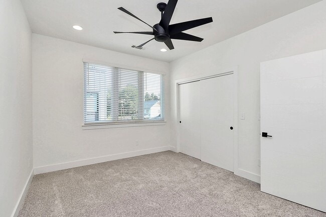 Building Photo - Stunning 3 Bedroom Townhome Near Uptown Ch...
