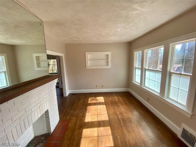 Building Photo - 623 Doris Ave