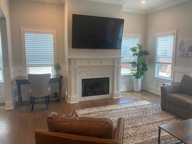 Building Photo - 2556 Vail Ave