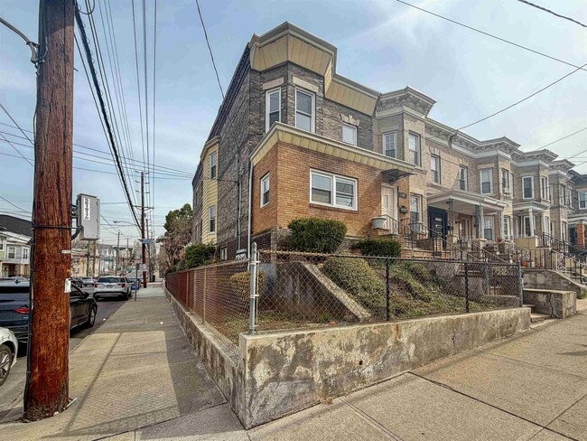 Building Photo - 130 Beach St