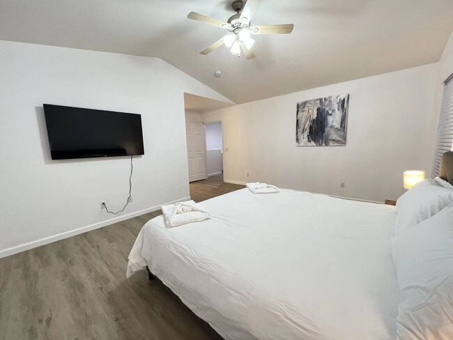 Building Photo - Beautiful 4 Bedroom 2 Bathroom Pool House in South West