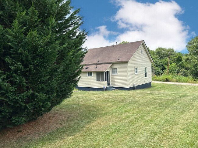 Building Photo - Beautifully Renovated 2 Bedroom 1 Bathroom...