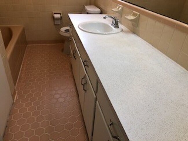 Building Photo - Immaculate home in Broadmoor