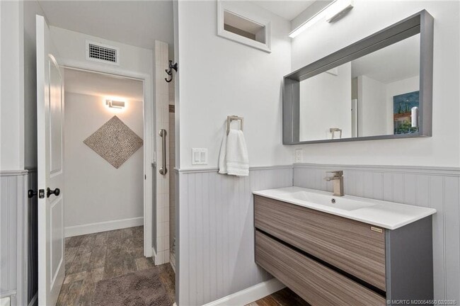 Building Photo - 530 S Manor Dr