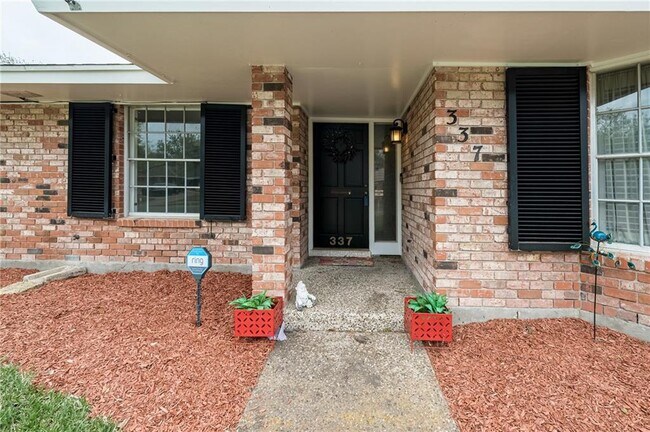 Building Photo - 337 Poenisch Dr