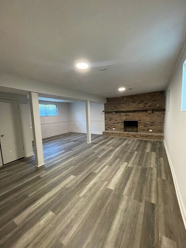 Building Photo - Beautifully renovated 3 bedroom 2.5 Bath