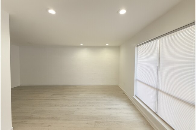 Building Photo - 2405 Mastin Lk Rd NW