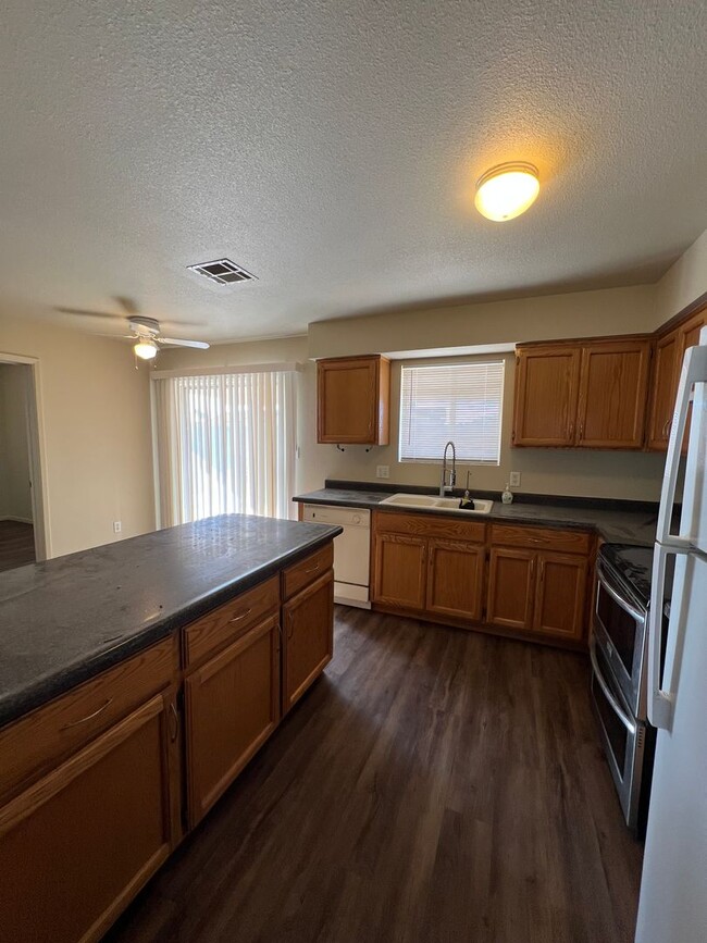 Building Photo - 3 BED 2 BATH IN TRAIL ESTATES!