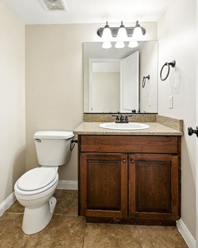Building Photo - 3 bedroom- 2.5 bath Townhouse