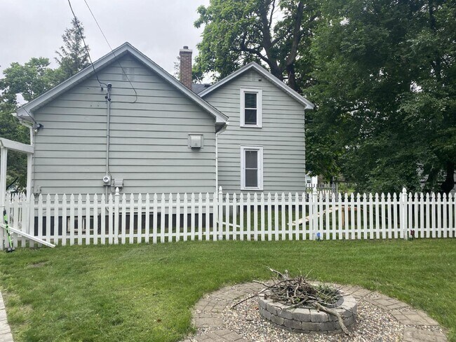 Building Photo - 732 Niagara St