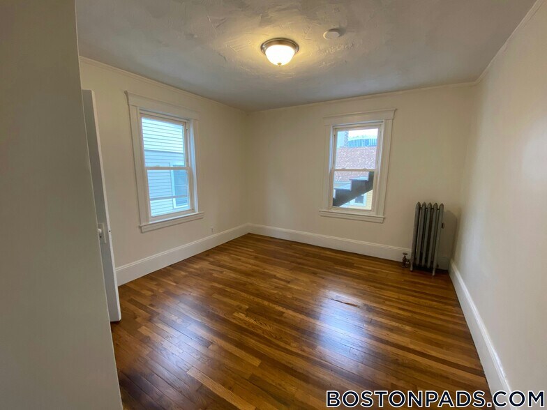 Building Photo - 183 Hillside St