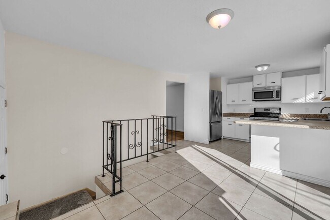 Building Photo - 5 Bedroom 3 Bathroom Home in Sandy!