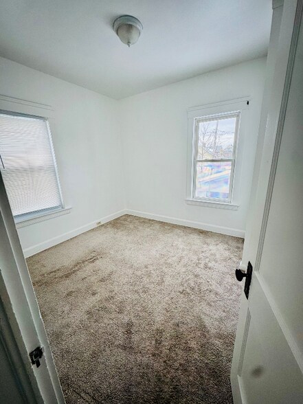 Building Photo - 2027 Chesterland Ave