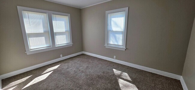 Building Photo - Adorable 3 Bedroom Bungalow close to Mercy Hospital $1295!!!