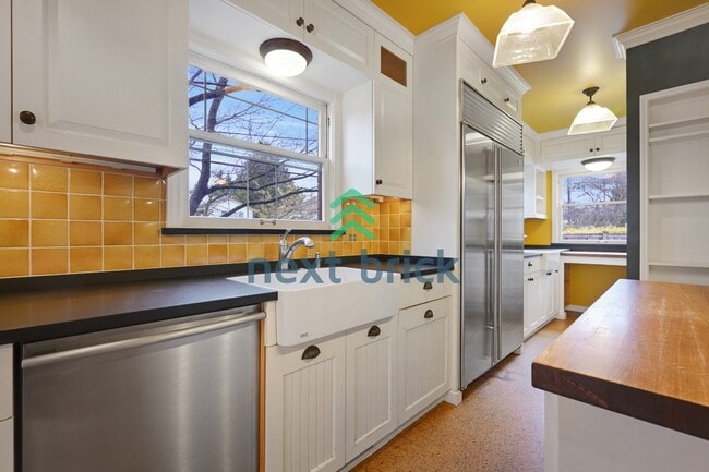 Building Photo - A classic vintage house ready to rent