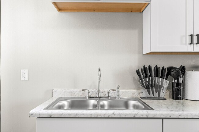 Building Photo - 639 Maple St