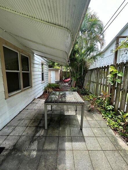 Building Photo - 710 NE 16th St