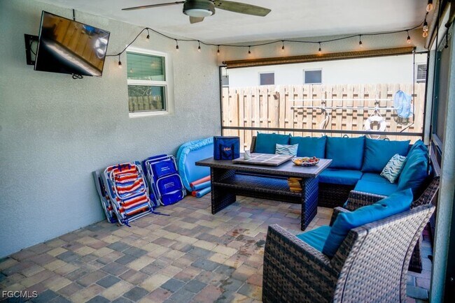 Building Photo - 560 E Valley Dr