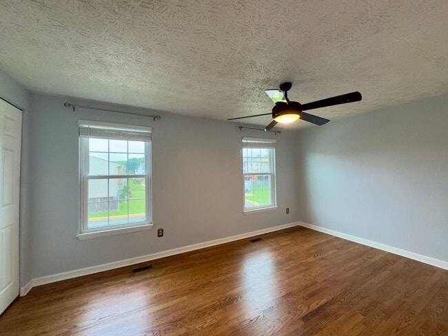 Building Photo - A Spacious 3-Bedroom / 2-Bathroom Apartmen...