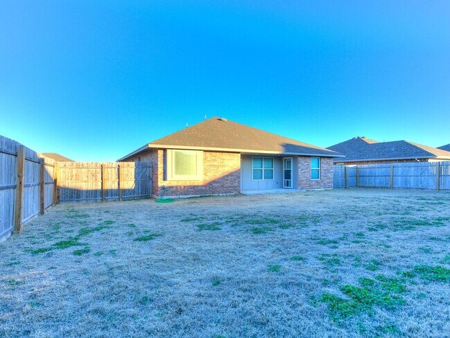 Building Photo - 3bed/2bath Home Available in the Heart of ...
