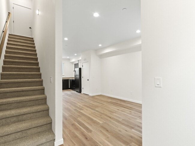 Building Photo - Vancouver Townhouses - Get 1 Month Free!