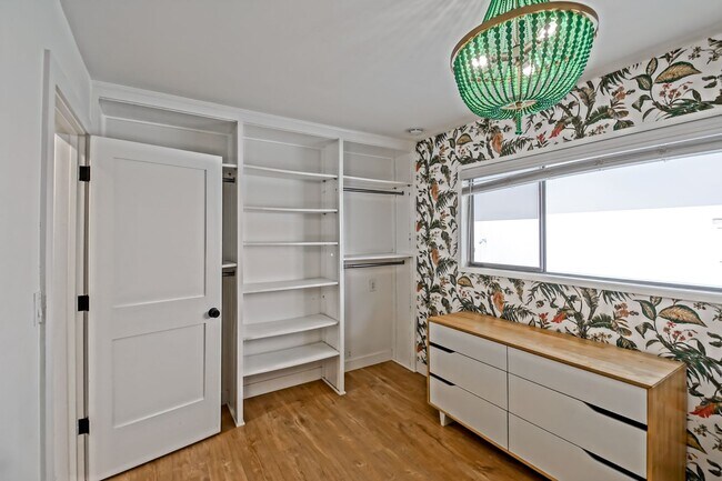 Building Photo - BEAUTIFULLY REMODELED (FURNISHED), 3BR3BA ...