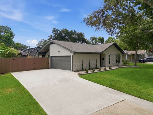 Building Photo - 2603 Baycrest Dr