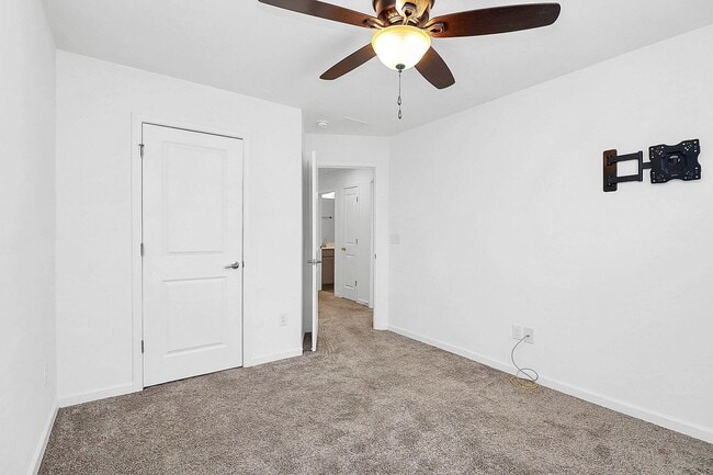 Building Photo - Beautiful three bedroom townhome