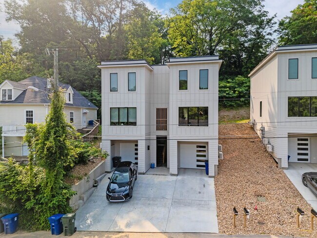 Building Photo - 402 Thompson St